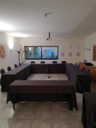 Συνεδριακά-τραπέζια-με-καφέ-κάλυμμα Τραπέζι Συνεδρίου