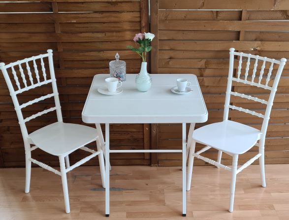 Bistro-with-Chiavari-plastic-chair